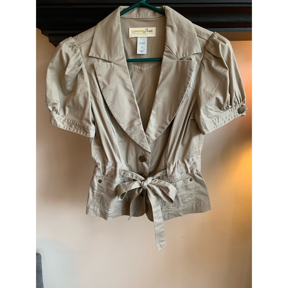 Cropped Khaki blazer with cinched waist